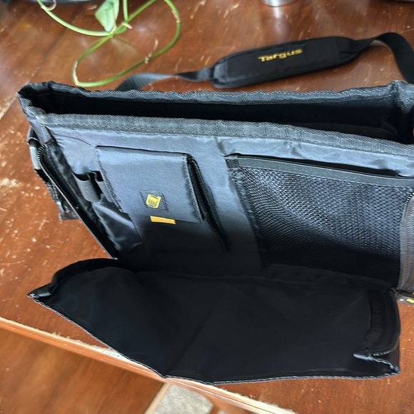 Targus TSM148-50 CityGear Mini Messenger Shoulder Bag Tablet Ipad Notebook Case - Picture 2 of 4